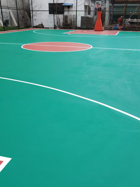 霍尔果斯 球场长期使用易出现地面开裂